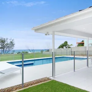  Holiday home Sentosa On Tugun - Beachfront 5 Bedroom Australia